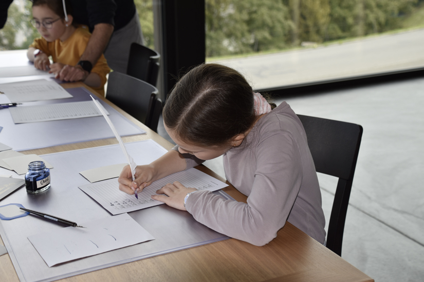 Auf linierten Blättern liessen sich die Buchstaben in deutscher Kurrentschrift nachzeichnen.