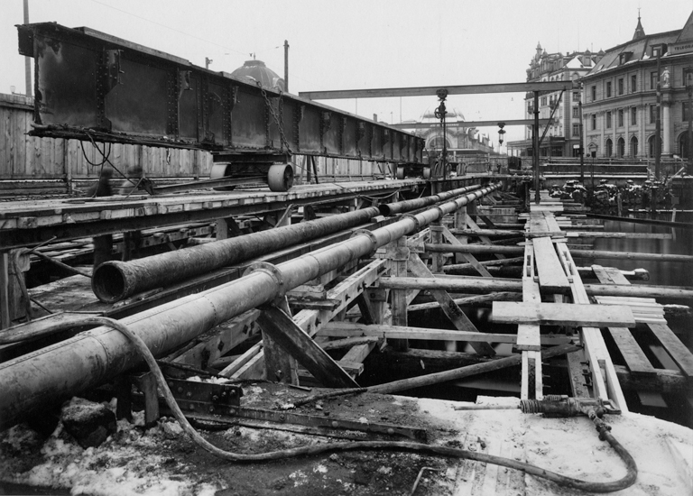 Wie beim Verkehr musste während der Bauzeit auch der Durchfluss durch die Werkleitungen gewährleistet bleiben: Gas und Telefon auf der Reuss-, Wasser und Elektrisch auf der Seeseite.
