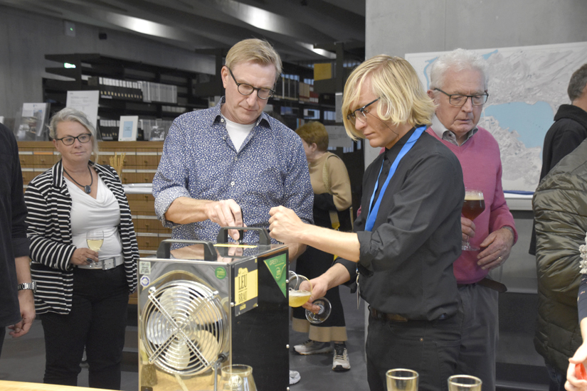 Das zahlreich anwesende Publikum konnte nach dem Grusswort von Stadträtin Korintha Bärtsch auf das Jubiläum des Stadtarchivs anstossen, neue Bekanntschaften schliessen und alte wieder auffrischen.