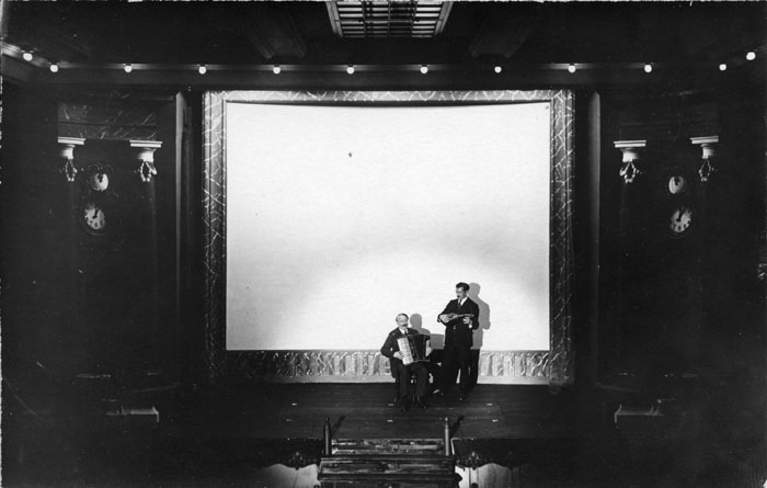 Am 9. Februar 1932 wurde das Kino eröffnet. Die Gebrüder Morandini standen an diesem Tag selbst auf der Bühne, welche auch für Varieté-Vorstellungen genutzt wurde.
