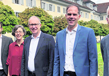 Verantwortliche Personen im Innenhof des Stadthauses