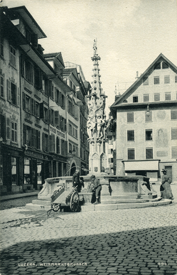 Der ursprüngliche Brunnen stammte von 1494 (Stock: Kopie 1737/1952) und hatte als einer der wenigen in der Stadt einen Nebentrog. Er hängt wie andere Brunnen auch heute noch an der Krienserleitung.