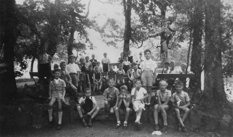 Die erste und zweite Klasse vom Pestalozzischulhaus auf dem «Schulspaziergang» vom 2. Juli 1946.
