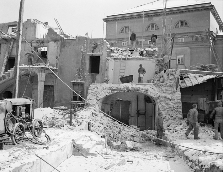 Im Grossen Rat (Kantonsrat) erhob sich 1947 nicht eine einzige Stimme gegen den Abbruch. Es wurde bloss über die Fassade der neu zu bauenden Bibliothek debattiert.