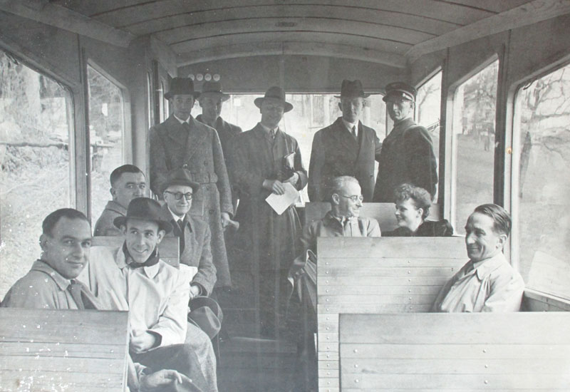 An der Pressefahrt nahm auch Besitzer Arthur Oswald jun. teil, er steht in der hintersten Reihe neben Bahnmeister Kiener.