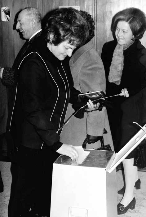 Hanni Zosso ging am 7. Februar 1971 erstmals an die Littauer Urne. Der Gemeinderat schenkte an diesem Anlass sämtlichen Urnengängerinnen eine Nelke.