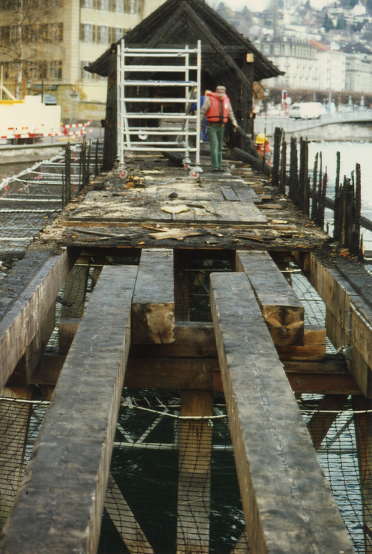 Unter dem verbrannten Oberbau kam der grösstenteils intakte Unterbau zum Vorschein.