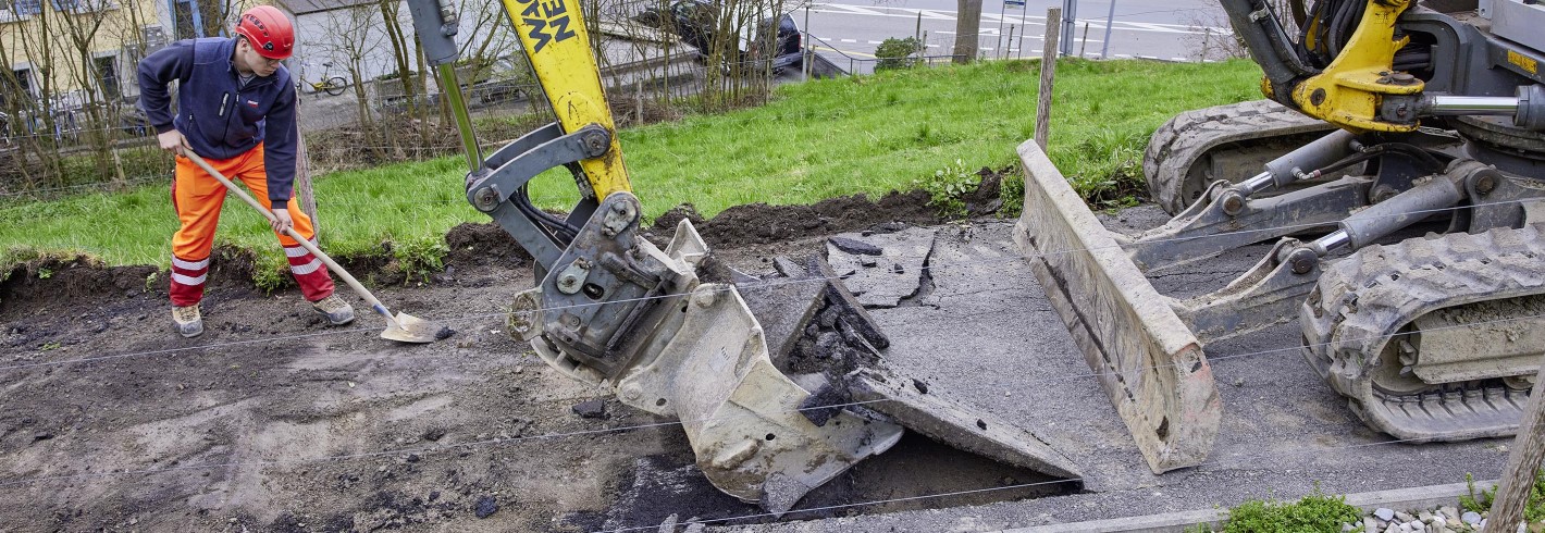 Entsiegelung: Bagger reisst den Asphalt auf