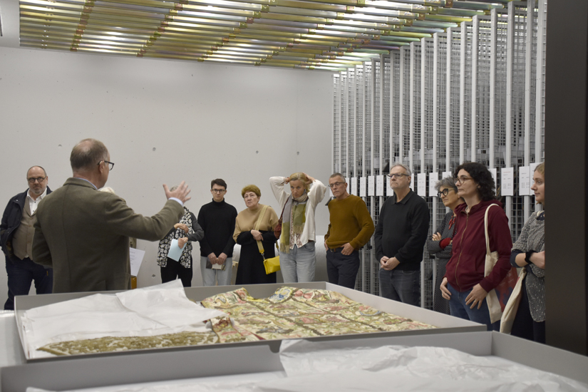 Bestickte Messgewänder der früheren Mariahilf-Kirche zählen ebenfalls zu den im Kulturgüterraum aufbewahrten Objekten. Alt Stadtrat Martin Merki liess sie ihre Geschichten erzählen.