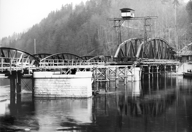 Entworfen worden war die Brücke vom Brückenbaubureau der Generaldirektion der SBB, die Bauleitung lag bei der Kreisdirektion Zürich, die Ausführung bei Locher & Cie, Löhle & Kern (Zürich) sowie Bell (Kriens).