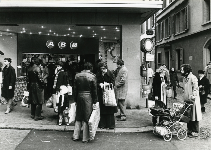 ABM - Au Bon Marché - galt als günstig, weswegen der Volksmund die Abkürzung zu «Alles billiger Mist» verballhornte.