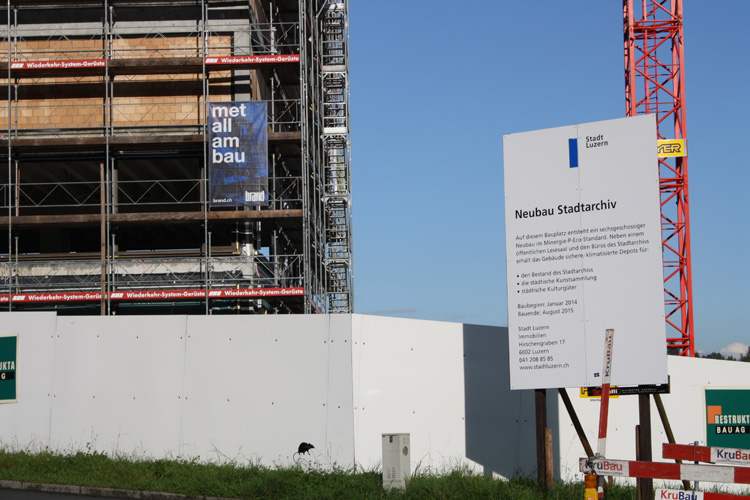 Baustelle mit Bautafel.
