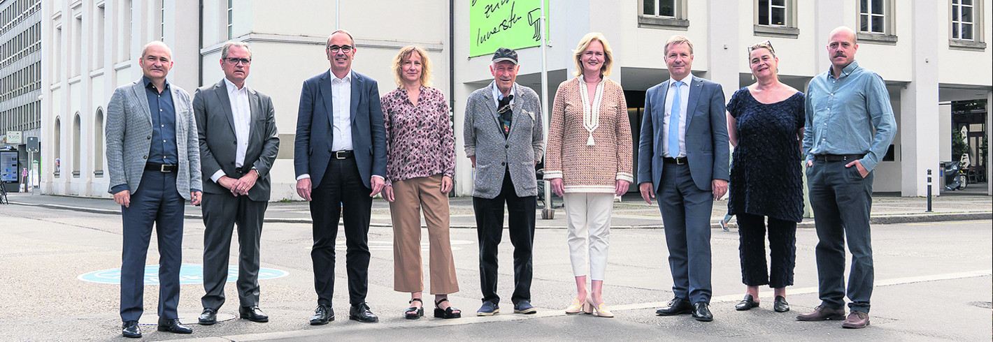 Verantwortliche Personen vor dem Luzerner Theater