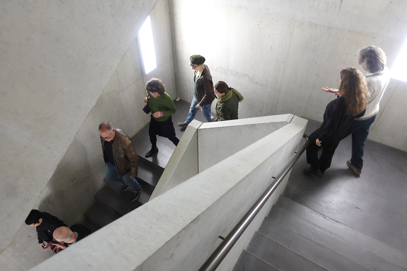Mehr als nur ein Verkehrsweg: Das Treppenhaus des Stadtarchivs über die insgesamt sechs Stockwerke ist auch ein architektonischer Blickfang.