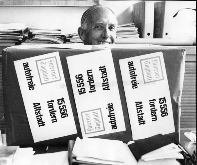 Stadtrat Robert Hodel nimmt am 10. Oktober 1972 die vom Luzerner Tagblatt gesammelten sagenhaften 15'556 Unterschriften für eine autofreie Altstadt entgegen. Hodel selber gehörte zu den ersten Unterzeichnern.