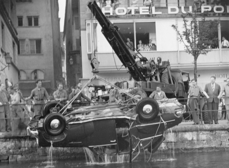 Die Bergung eines Unfallfahrzeugs unter der Egg im Mai 1956.