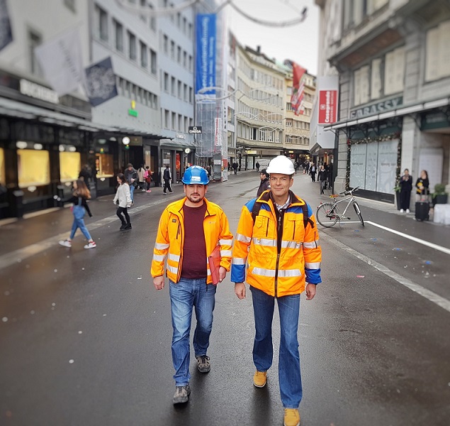 Daniel Nussbaumer (rechts) und Roland Waldis am Grendel