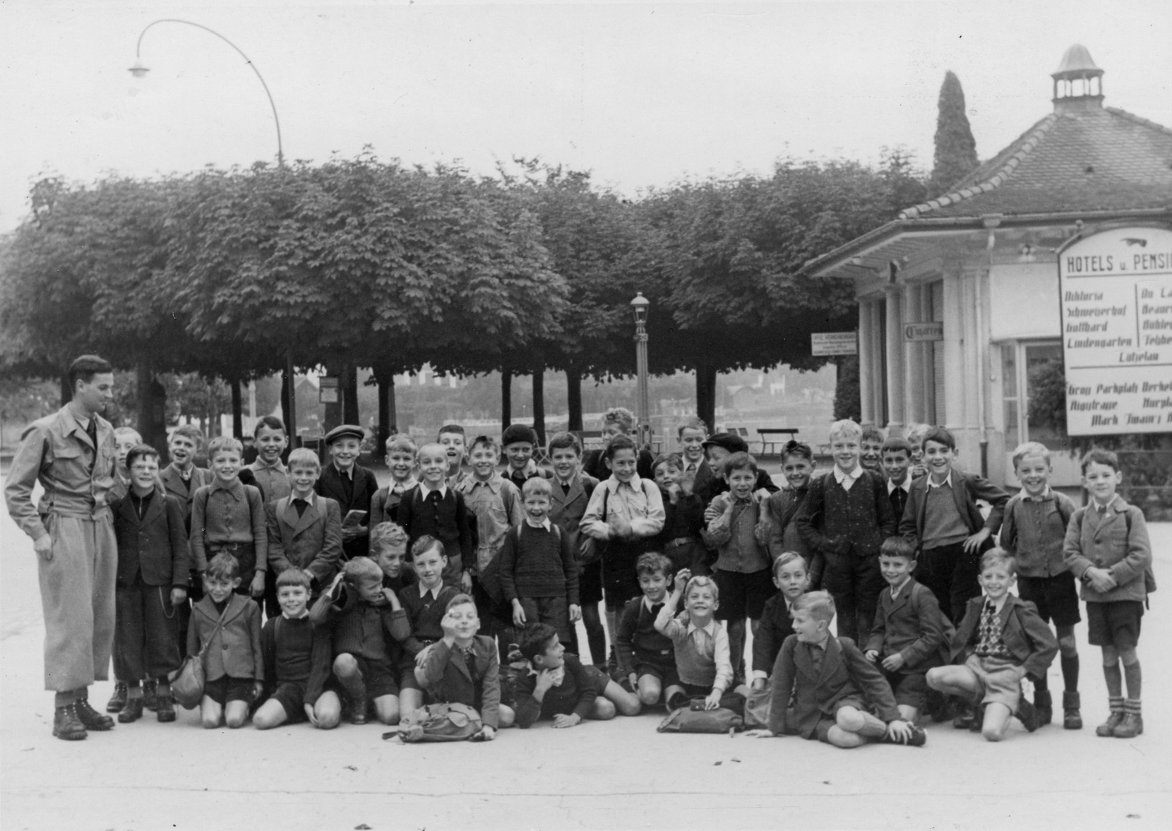 Die dritte Klasse mit über 40 Maihofbuben folgte auf dem «Schulspaziergang» 1943 altbekannten Pfaden.