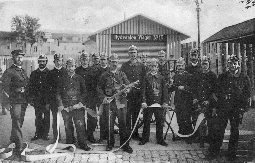 «Zur Bedienung eines Hydranten gehören: 1 Abtheilungschef, gleichzeitig Wagenwart, 1 Hydrantier, 2 Wendrohrführer, 4-8 Schlauchträger». Der Milizfeuerwehr standen neu 226 Hydranten zur Verfügung.