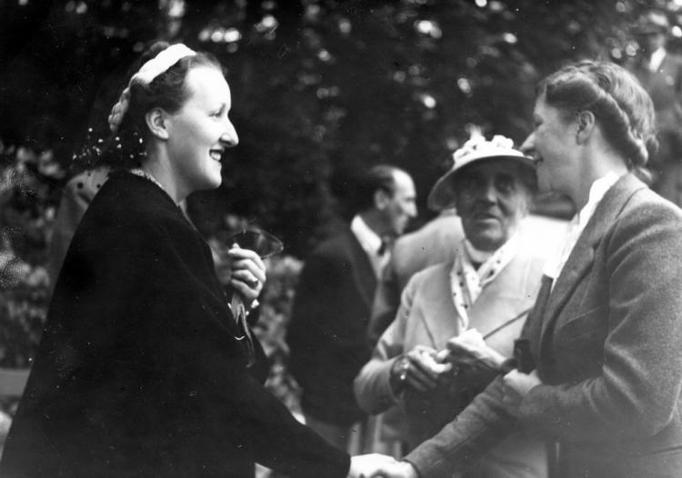 Zum Concert de Gala, das auch ein Gedenkkonzert für Richard Wagner war, kamen verschiedene Vertreter der Familie Wagner. Hier: Friedelind Wagner (links) begrüsst ihre Verwandten.
