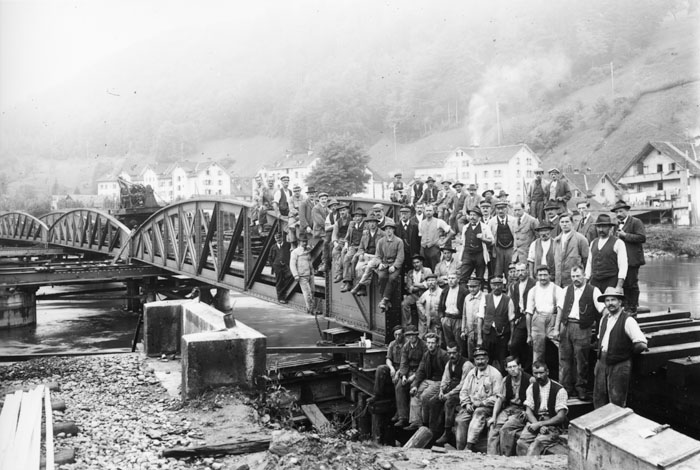 Die Eisenbahnbrücke unterhalb der Reussinsel musste 1920 aufgrund von Hochwasserschäden komplett erneuert werden. Im Bild die alte, bereits für den Neubau verschobene Brücke.