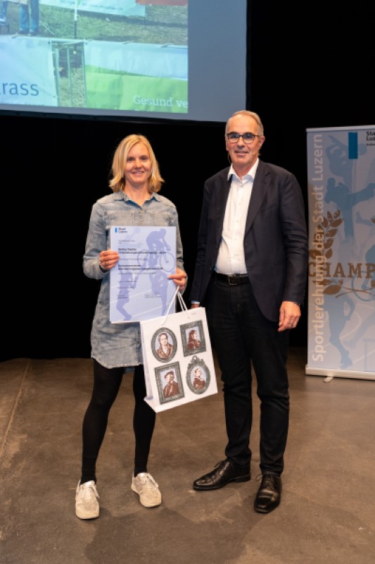 Selina Stadler von der Orientierungslaufvereinigung Luzern mit Beat Züsli 