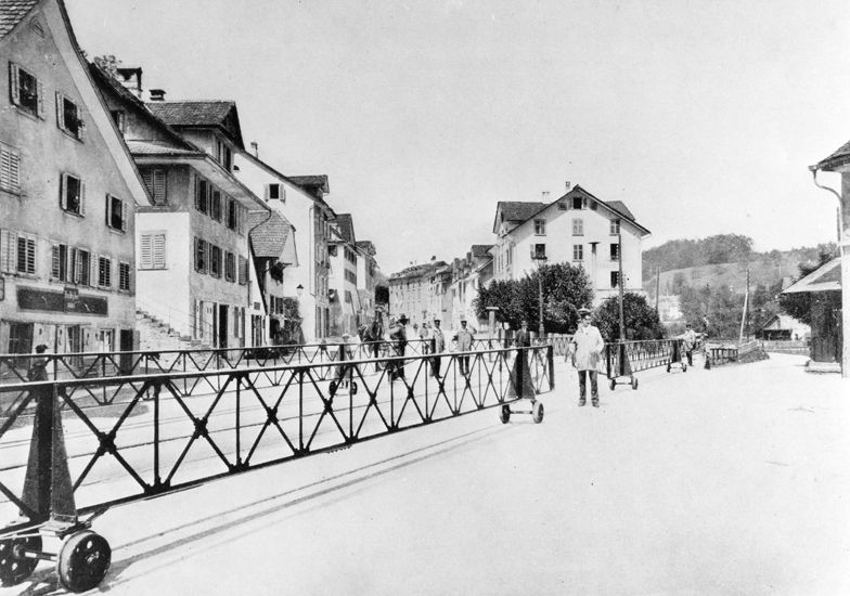 Dieses Verkehrshindernis bei der Talstation der Gütschbahn konnte 1896/97 beseitigt werden.