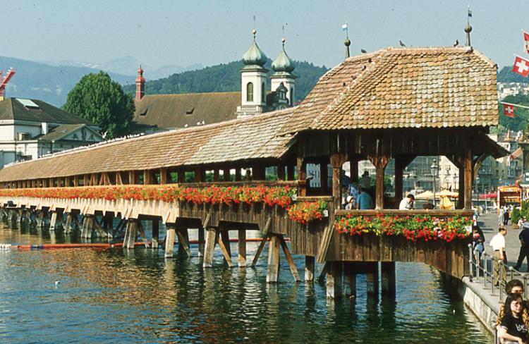 Die Brücke ist für den Fussverkehr wieder frei gegeben.