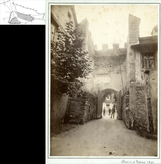 Das Kropftor befand sich am Oberen Hirschengraben und schirmte die Kleinstadt Richtung Kriens ab. 1891 wurde es für den Neubau der Kantonsschule abgebrochen.