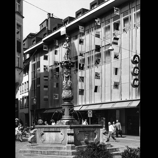 Nicht nur das eigentliche Gebäude löste 1962 heftige Kontroversen aus, auch die Tatsache, dass der Architekt Friedrich E. Hodel selber Mitglied der Altstadtkommission war, sorgte für Unverständnis und Empörung. 
Das Gebäude war im Inventar der schützenswerten Ortsbilder (ISOS) als störend eingetragen.