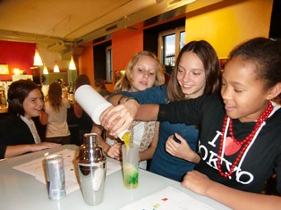 Auch die diesjährigen Ferientage werden erlebnisreich (Foto vom ausgebuchten alkoholfreien Cocktail-Mix-Kurs im Herbst 2011)
