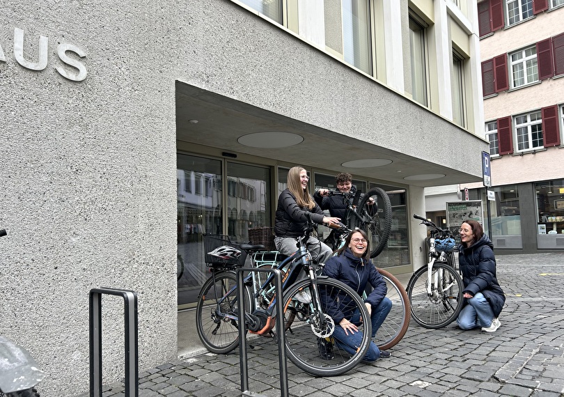 Mitarbeitende der Stadt Altstätten mit den Fahrräder