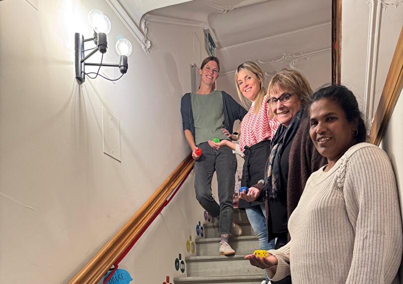 Tag der offenen Tür: Die Reburg lädt ein, reinzuschauen und das neue Leiterlispiel im Treppenhaus auszuprobieren.