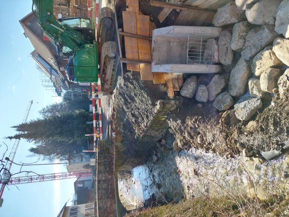 Damit die Bauarbeiten im Trockenen ausgeführt werden können, wurde oberhalb der Baustelle eine Wasserhaltung eingerichtet. Das Wasser wird über Rohre um- und abgeleitet.