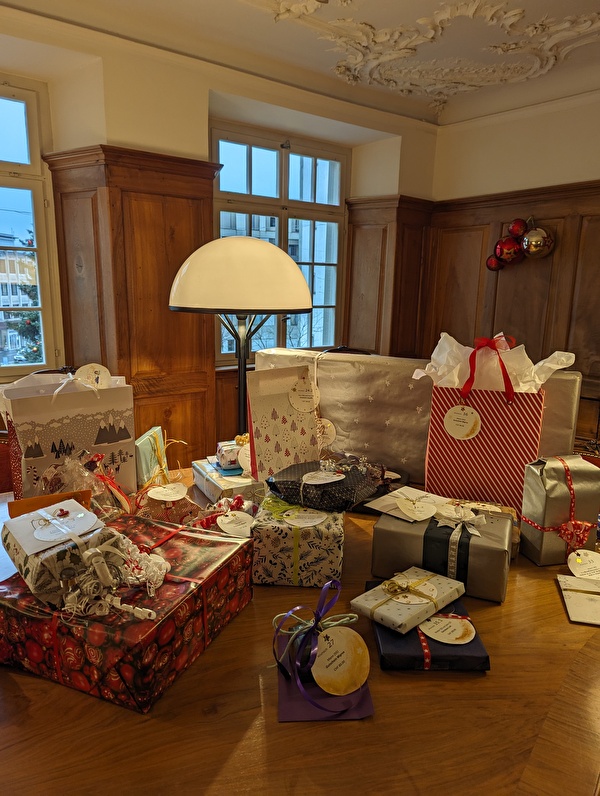 Die schön verpackten Geschenke bereit zum Abholen.