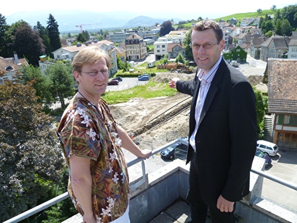 Zahnarzt Dr. med. dent. Niklas Bartling und Stadtpräsident Daniel Bühler auf der Terrasse mit Ausblick auf die Baustelle