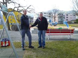 Markus Haltiner und Karl Segmüller vor dem neu erstellten Spielplatz Wiesental