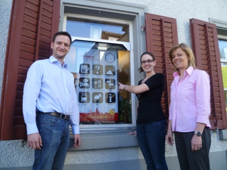 [von links nach rechts] Marcel Rzeplinski (Marz Media GmbH), Sara Schlittler (Tourismusbüro Altstätten) und Ruth Wanner (Stadt Altstätten) präsentieren den elektronischen Infopunkt beim Tourismusbüro.