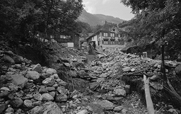 Im Jahr 1967 kam es in Lienz zu einem Murgang, der grosse Teile des Dorfes verschüttete. Um ein solches Ereignis möglichst zu verhindern, sollen Schutzmassnahmen getroffen werden. Foto: Archiv