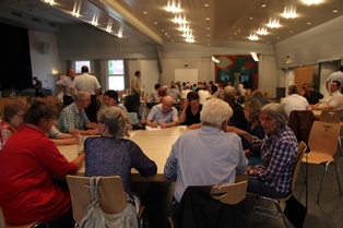Rege Diskussionen wurden an der 1. öffentlichen Veranstaltung im Mai 2014 geführt.
