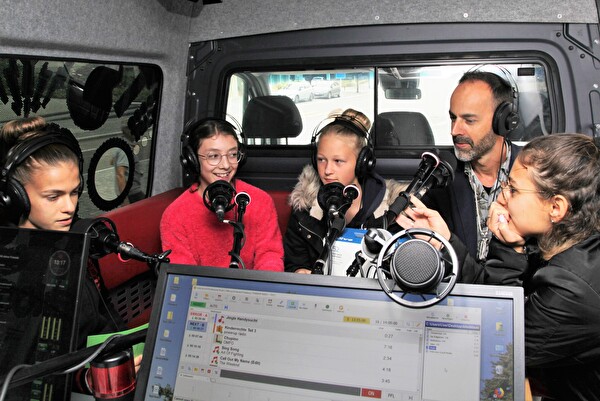 «ida on air» Teilnehmerinnen interviewten am 07.9.19 Musiker Peter Lenzin im Radiobus auf dem Rathausplatz