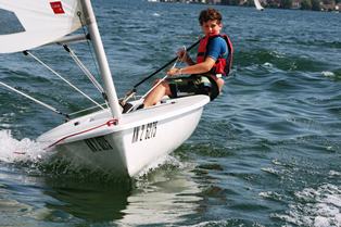 Im täglichen Segelkurs lernen die Teens segeln.