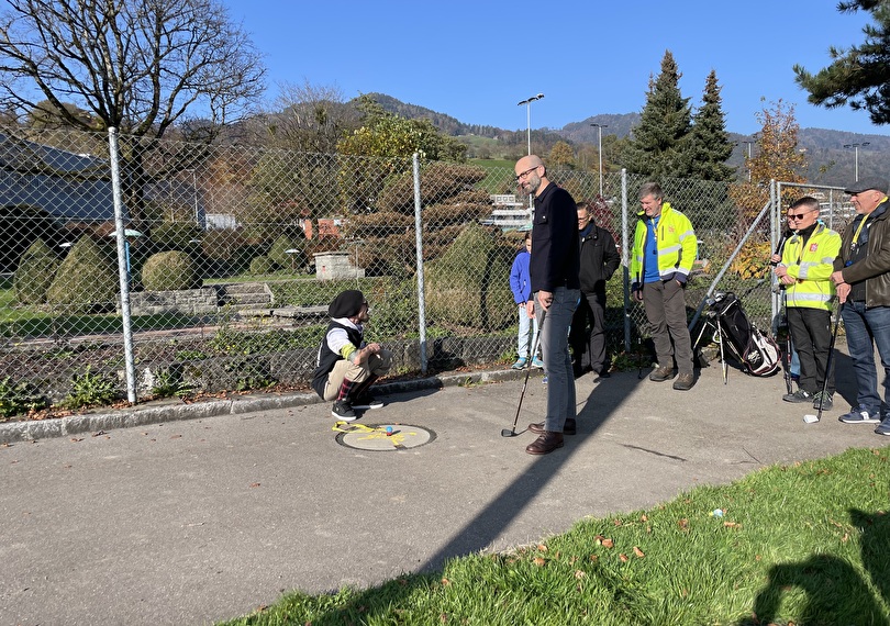 Stadtrat Christoph Hanselmann eröffnet gleich den Urban Golf-Parcours durch den ersten Abschlag