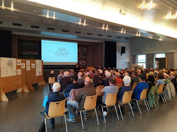 Rund 90 Hauseigentümerinnen und -eigentümer informierten sich zur Gebäudesanierung mit Konzept.