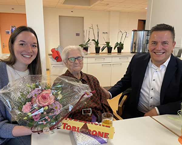 Bild Jubilarin und Vanessa Vollmeier und Toni Loher