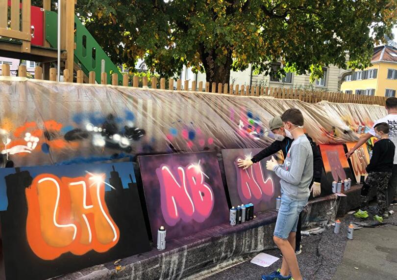 Sprayen erlaubt: ArtAlbert zeigt heimischen Jugendlichen im Herbstferienprogramm der Jugendarbeit wie’s geht.