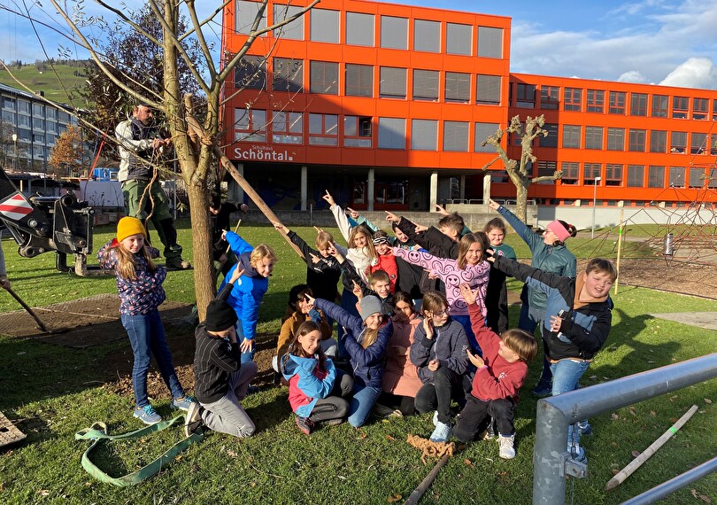 Die Schulkinder freuen sich über die zehn neuen Bäume und eine artenreiche Wildhecke beim Schöntal.