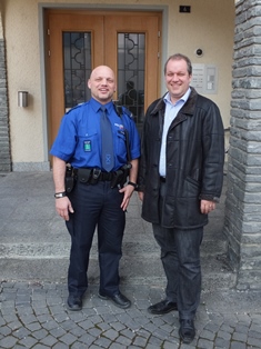 Stadtpolizist Roger Dobler mit Stadtpräsident Ruedi Mattle
