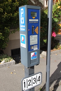 Die neuen Kleber an den Parkuhren zeigen an, wo die ParkingCard eingesetzt werden kann