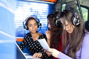 Schülerinnen „on action“ im Radiobus             